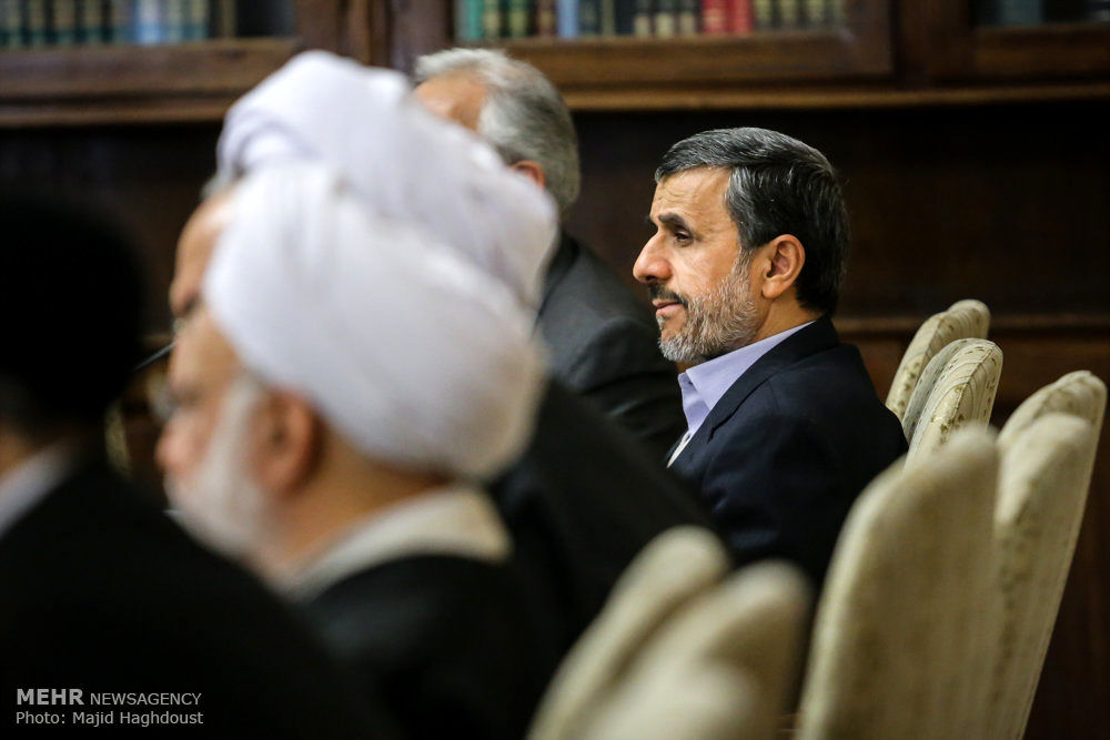صندلی کنار احمدی نژاد در جلسه مجمع تشخیص مصلحت خالی ماند + عکس