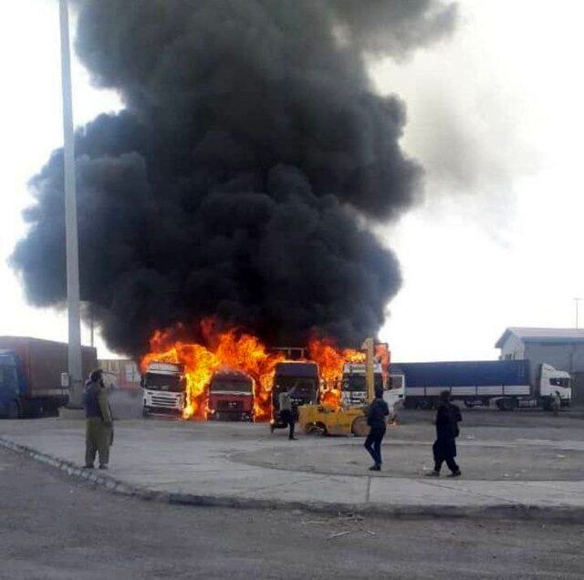چهار کامیون ترانزیتی در گمرک دوغارون آتش گرفت