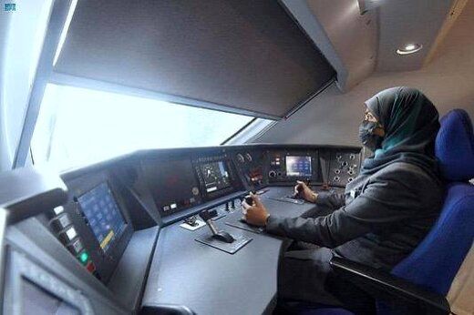 ٣٢ زن در عربستان راننده قطار سریع‌السیر شدند+عکس‌ها