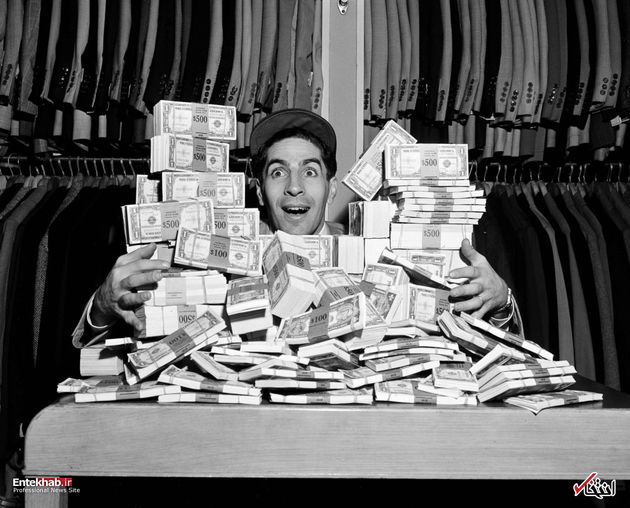 25 ژانویه 1950 : فیلیگ ریزوتو بازیکن یک تیم بیسبال در آمریکا پس از دریافت 40 هزار دلار به عنوان حقوق سالانه