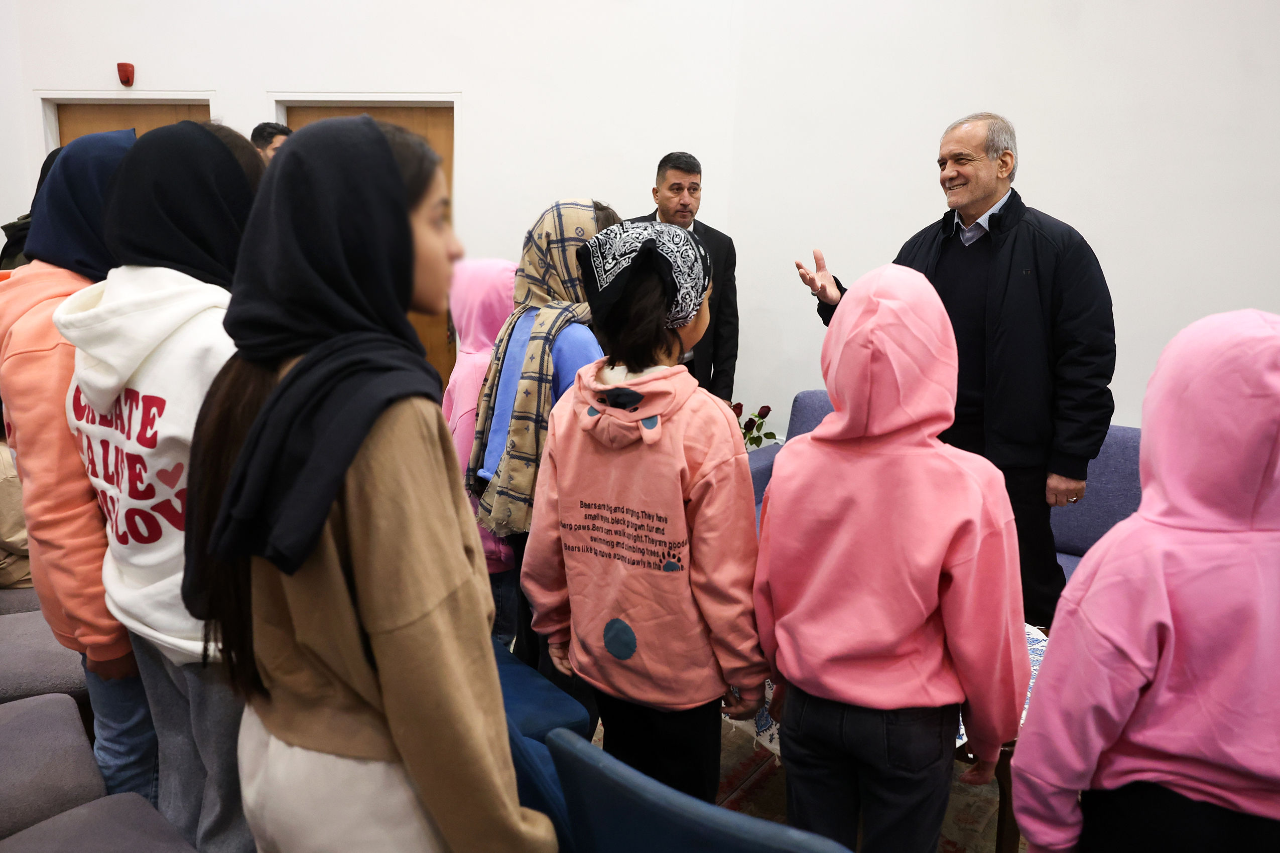 تأکید پزشکیان بر پیگیری دغدغه مسکن فرزندان بهزیستی