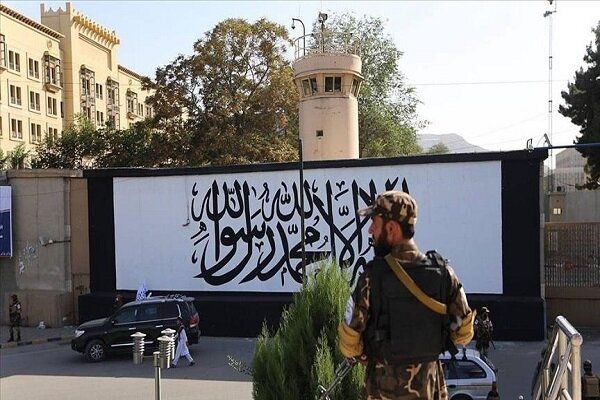 پرچم طالبان بر روی دیوار سفارت آمریکا!
