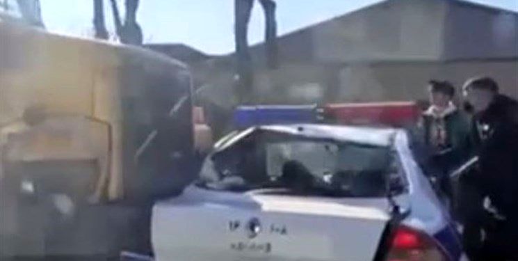 تصادف هولناک کامیون با ماشین پلیس در اتوبان بعثت تهران+ فیلم