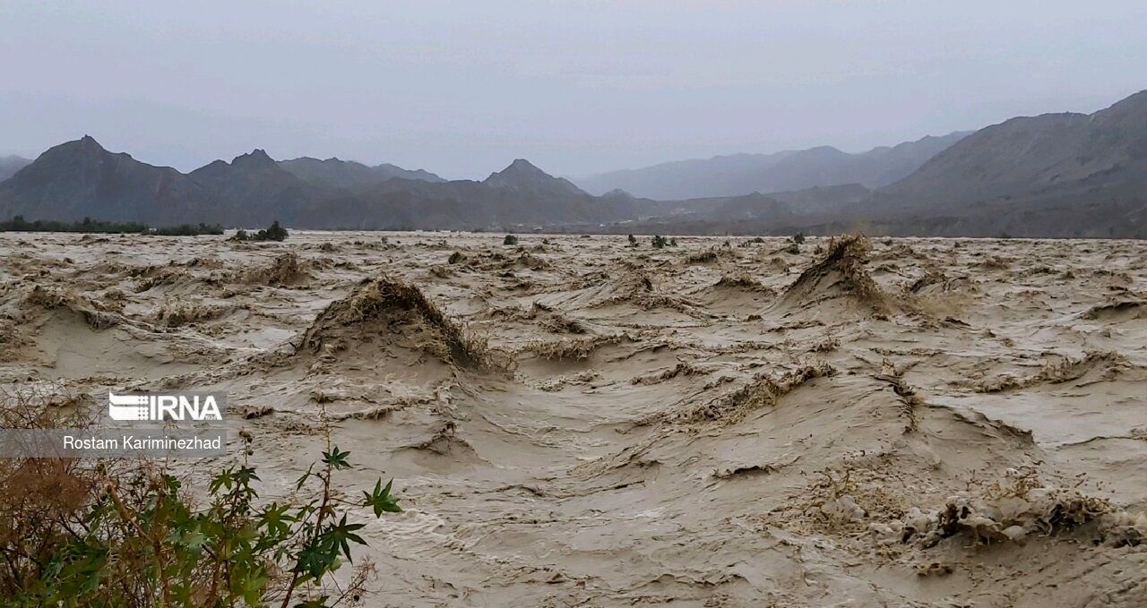 طغیان رودخانه مسیر ارتباطی ۳۸ روستای ساربوک و قصرقند را قطع کرد