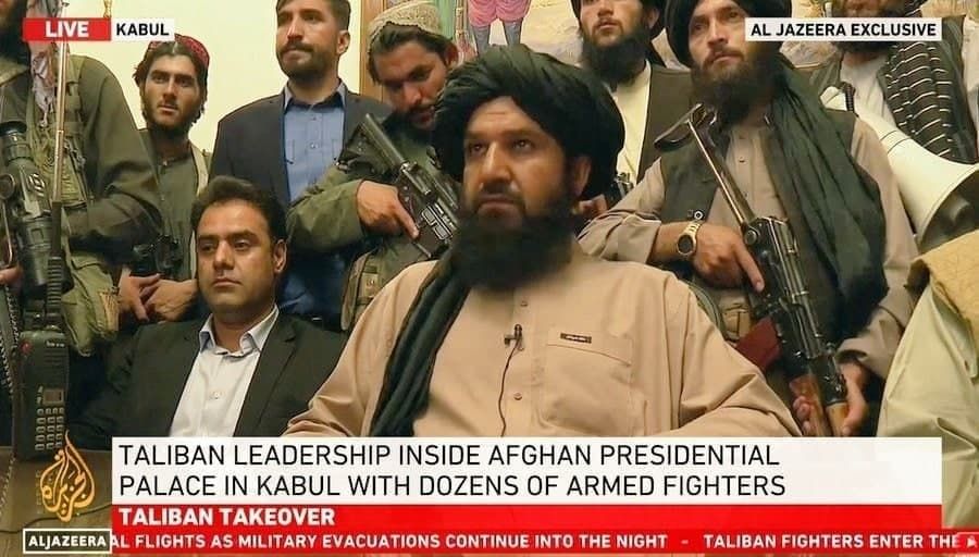 طالبان، پرچم افغانستان را از کاخ ریاست جمهوری در کابل پایین کشید