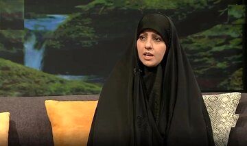 اظهارات دختر شهید سردار شادمانی درباره حجاب و موضوع برداشتن روسری/ دشمن می‌خواهد ساختار نقش تربیتی مادر را تضعیف کند