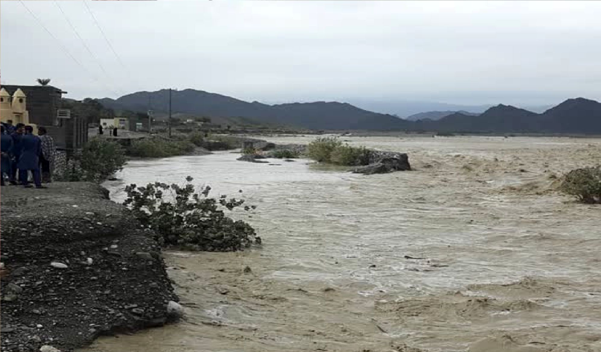 قطعی ارتباط ۲۰۰ روستا در نیکشهر / دو دستگاه پل تخریب شد