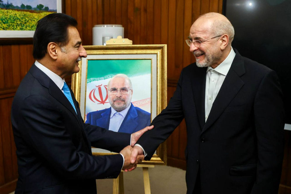 هدیه متفاوت سردار ایاز صادق به قالیباف + عکس