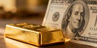 قیمت طلا پایین آمد | تقویت دلار آمریکا و تاثیر آن بر قیمت‌های جهانی | افزایش قیمت نفت به نفع طلا نیست