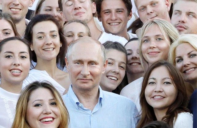 سلفی ولادمیر پوتین با روس‌های جوان! + عکس