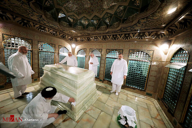 غبارروبی مضجع مطهر حضرت امام رضا (علیه‌السلام) با حضور رهبر معظم انقلاب