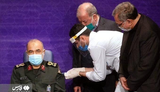 پاره کردن لباس فرمانده سپاه برای تزریق واکسن؟+عکس
