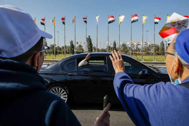 پاپ_فرانسیس_هنگام_ورود_به_بغداد_،_عراق_برای_جمعیت_دست_تکان_می_دهد