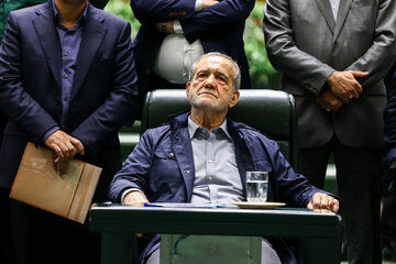 پزشکیان: با 500 تا تک تومان ازدواج کردم / با همسرم در خوابگاه دانشجویی زندگی می کردیم