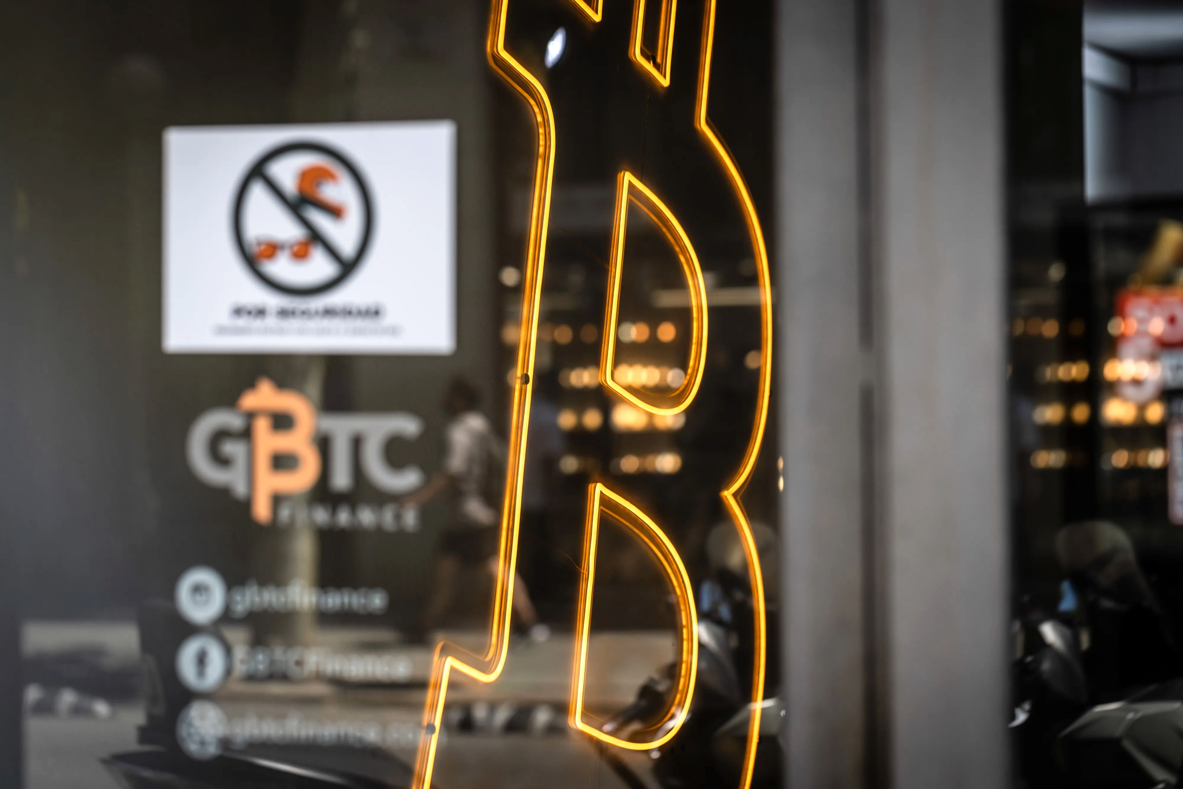 فروش 45 میلیارد دلاری بیت‌کوین توسط نهنگ‌ها | آیا بازار در آستانه فروپاشی است؟