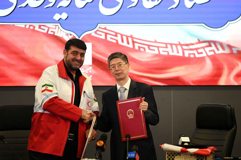 کمک سفیر چین به سازمان هلال احمر ایران