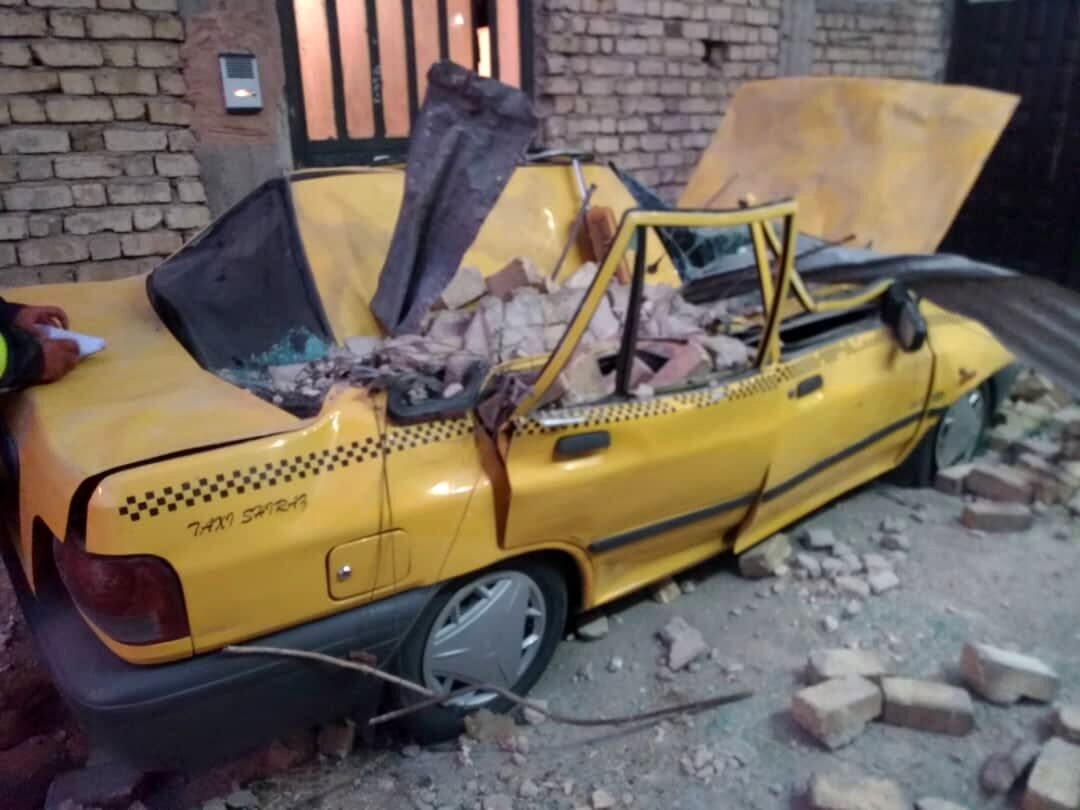 ریزش دیوار و سقوط درختان بر اثر وقوع تندباد در شیراز