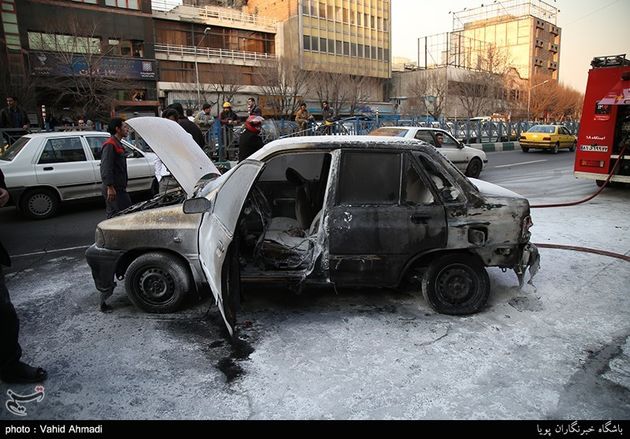 آتش سوزی خودرو در میدان هفتم تیر