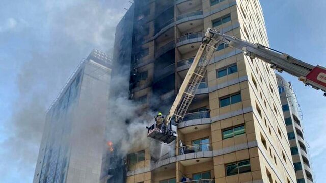 آتش سوزی گسترده در یک ساختمان مسکونی 