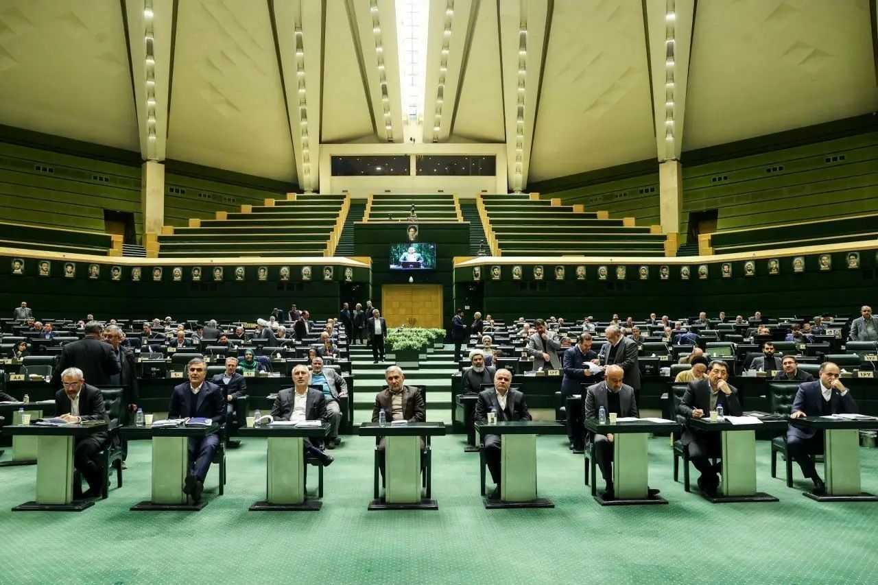 فرار مردم از تورم و ریال و پناه بردن به دلار، رمز ارز و ... | ریال و قِران، خواندن بودجه دولت را دشوارتر کرد