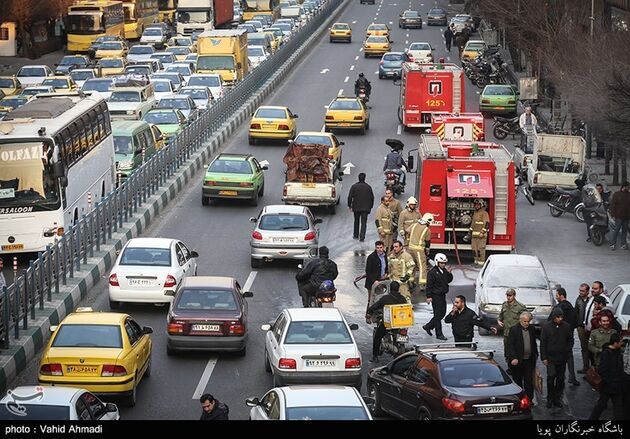 آتش سوزی خودرو در میدان هفتم تیر