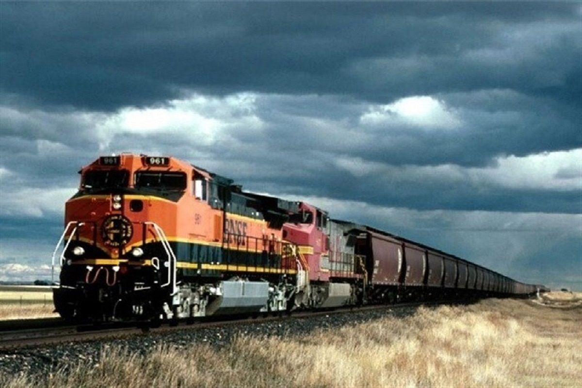 خارج شدن قطار از ریل در ایستگاه هشتگرد +فیلم