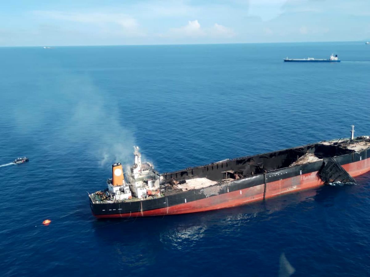 پشت پرده آتش گرفتن مشکوک یک کشتی با سابقه انتقال نفت ایران