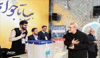 تصویر شناسنامه علی لاریجانی در هنگام رأی دادن + عکس