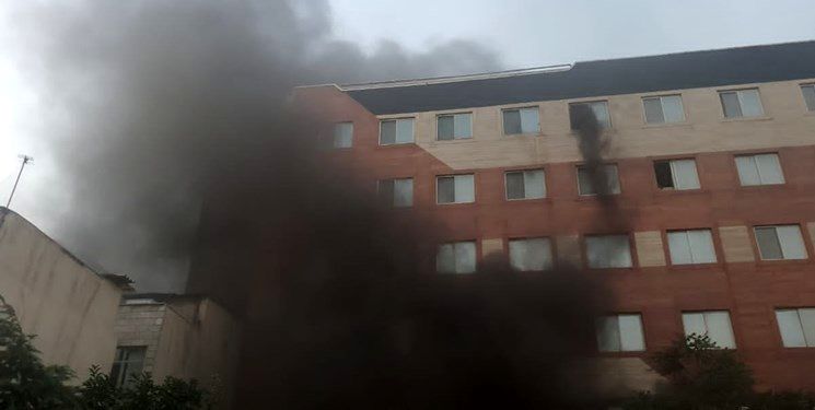 آتش‌سوزی گسترده در ساختمان مسکونی 120 واحدی + فیلم