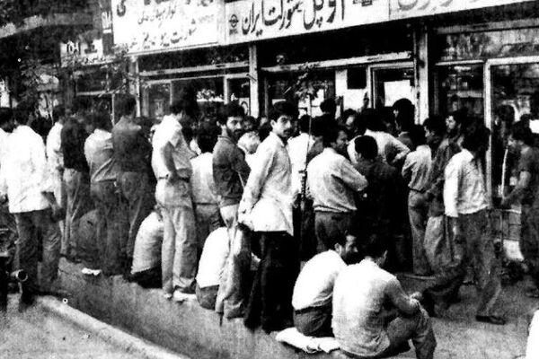 روکشِ نفتی بر سفره‌های کوپنی؛ چرا اقتصاد دهه 60 الگوی مقاومت نیست؟ | آیا صف‌های کوپن بدون دلارهای نفتی دوام می‌آوردند؟
