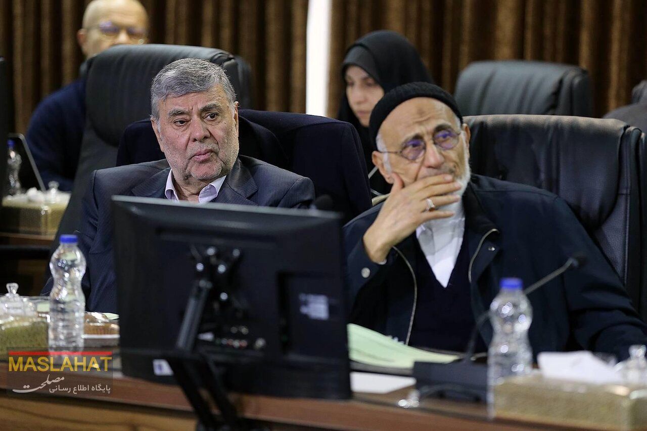 اولین عکس از احمدی نژاد بعد از ادعاها درباره دیدار با ابستین/ سعید جلیلی به مجمع نیامد؟/ خوش و بش رئیس ستاد کل نیروهای مسلح با محسن رضایی