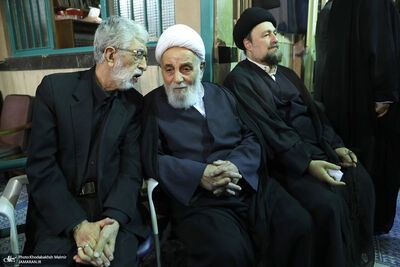 گپ و گفت ناطق نوری و حدادعادل در یک مراسم ختم/ روحانی معروف هم بود+ تصاویر
