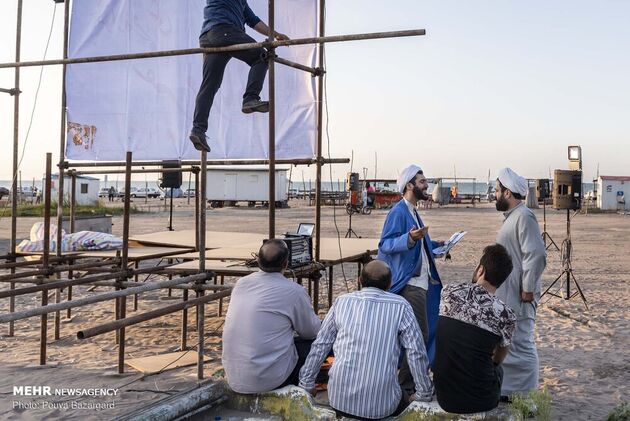 طلاب جوان در سواحل گیلان