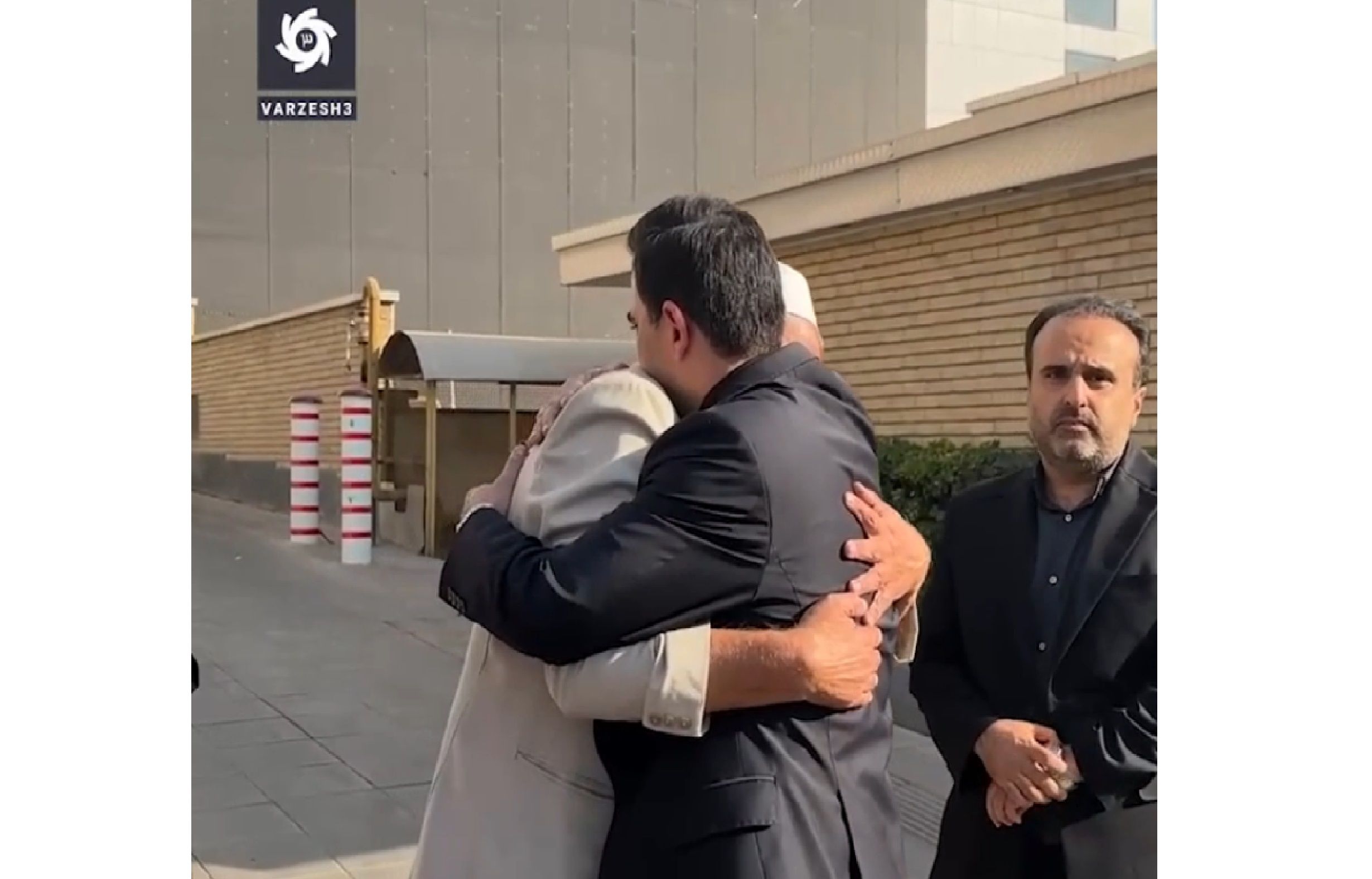 گریه های بی وقفه پدر «صابر کاظمی» در فراق فرزندش + فیلم