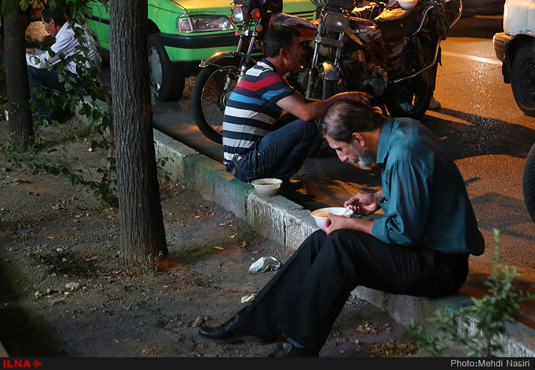 سفره های افطار در خیابانهای تهران