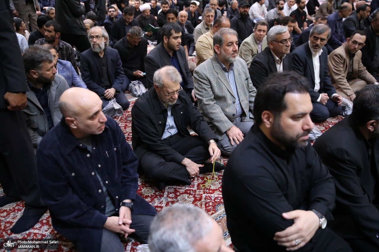 خوش و بش اسحاق جهانگیری و مخبر در مراسم ختم همسر آقامحمدی / وزیر اقتصاد و مهدی هاشمی هم آمدند + تصاویر