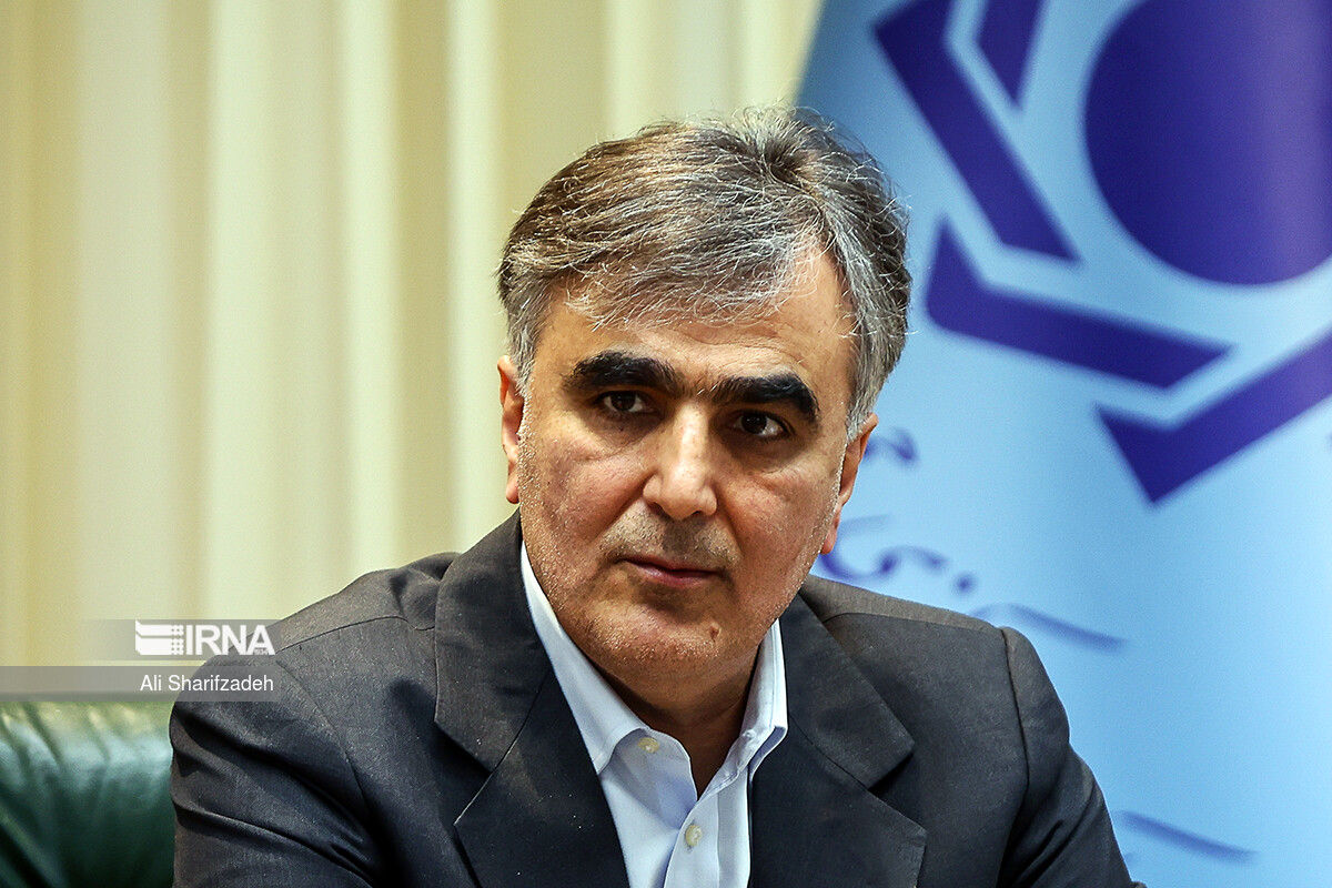 فرزین: مهار رشد نقدینگی کار بسیار دشواری است / همانطور که در جنگ تنها هستیم در تامین مالی و اقتصاد نیز تنها هستیم