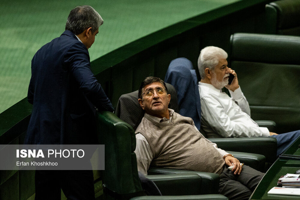 تصاویری از ژست‌های عجیب نمایندگان مجلس در صحن/ خنده‌های قالیباف و رسایی/ جلسه نمایندگان کف زمین