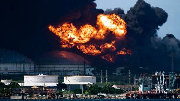 آتش سوزی گسترده انبار نفت بر اثر صاعقه+ تصاویر
