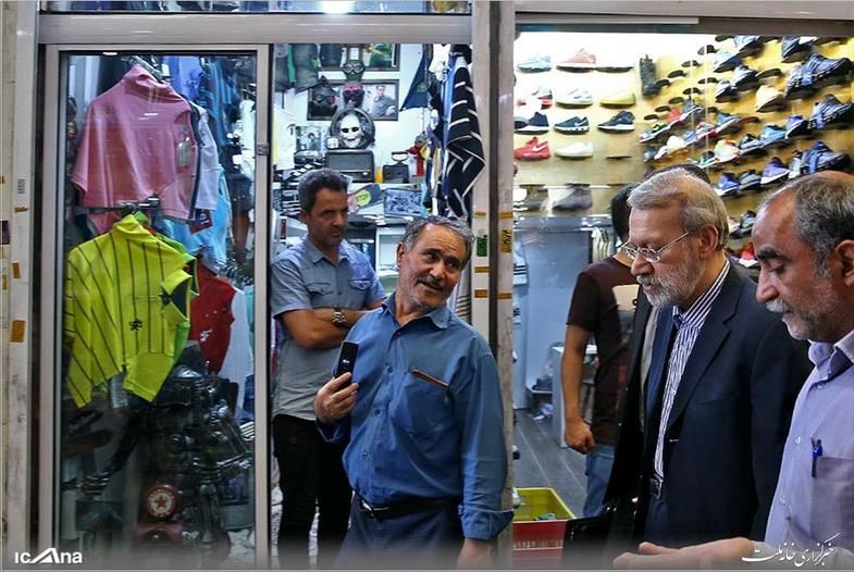 بازارگردی لاریجانی؛ رییس مجلس برای خرید به بازار + گزارش تصویری
