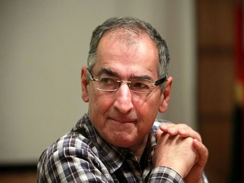 زیباکلام: چرا حصر باید 15 سال ادامه پیدا کند؟/ آزادی زندانیان سیاسی می‌تواند منجر به آشتی شود