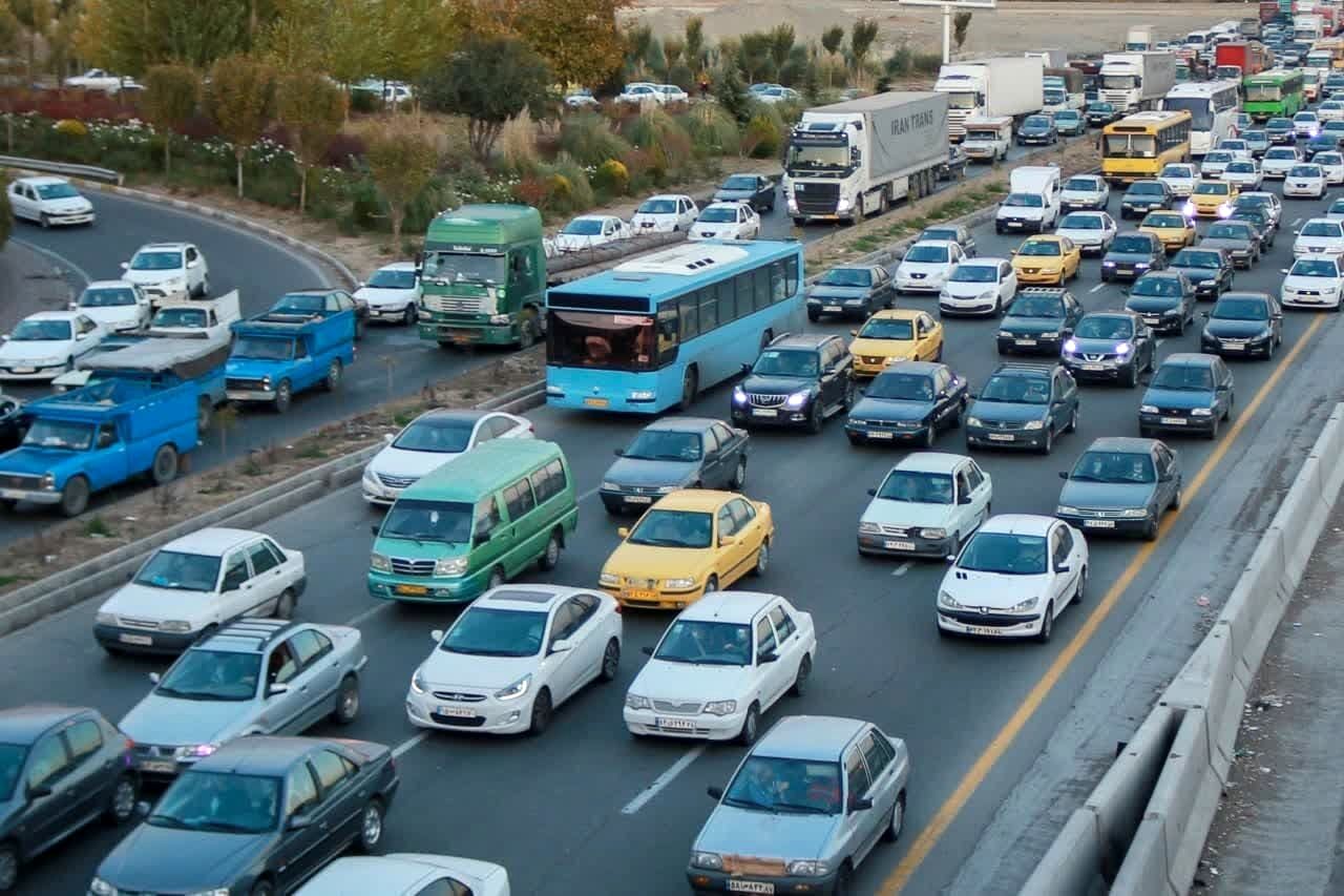 این محدوده آزادراه تهران - کرج ترافیک سنگین دارد / مسافران عجله نکنند
