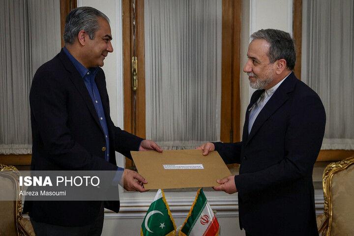 این عکس خاص از دیدار وزیر خارجه پاکستان و عراقچی پربازدید شد