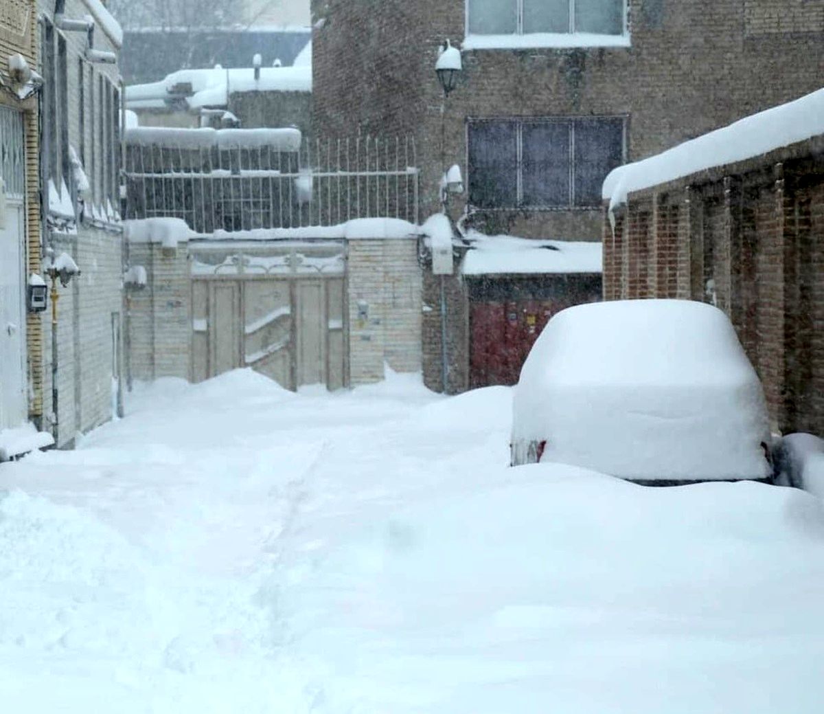 فوری/اردبیل در بحران / شهر زیر نیم متر برف رفت / راه ۵۰۰ روستا مسدود است
