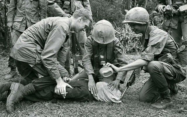 تصویری دلخراش از شکنجه سرباز ویتنامی توسط  آمریکاییها + عکس