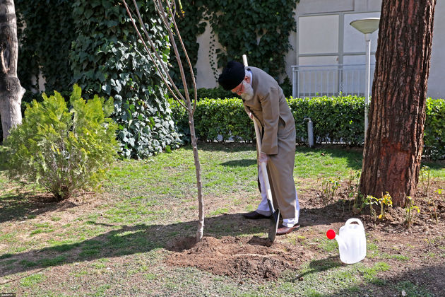 تصاویر مقام‌معظم‌رهبری حین کاشتن دو نهال میوه در روز درختکاری