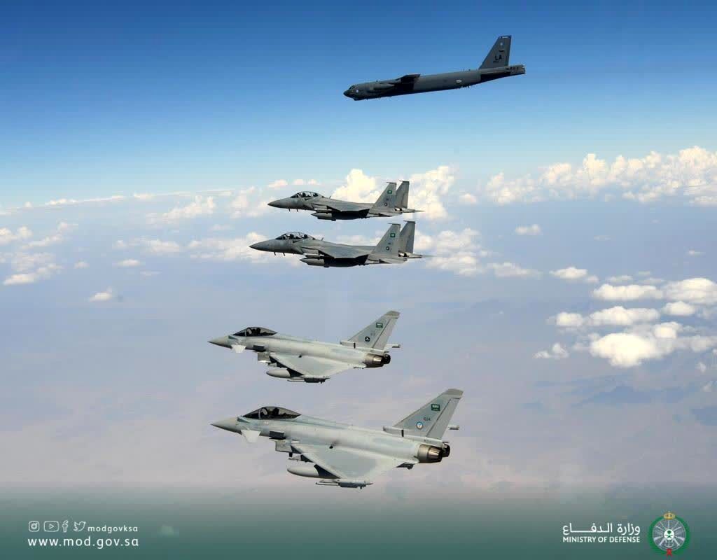 اسکورت بمب افکن آمریکایی توسط جنگنده های عربستان+تصاویر