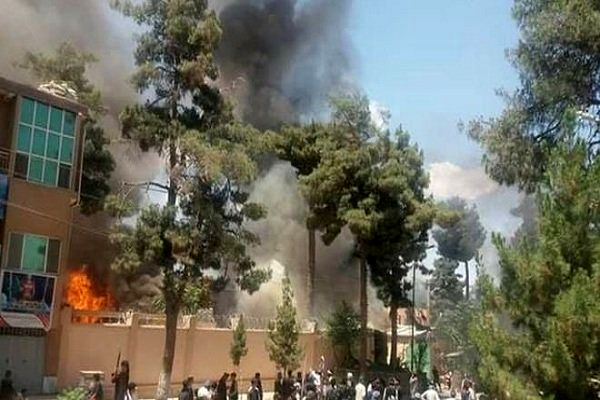 معترضان خشمگین ساختمان استانداری فاریاب را آتش زدند