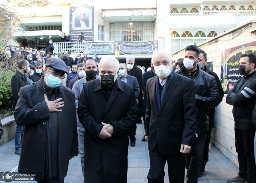 تصویری از ظریف و صالحی در کنار وزیر رئیسی در مراسم تشییع پیکر خیر مدرسه ساز 