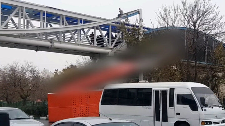 صحنه اقدام به خودکشی مرد مشهدی از بالای پل هوایی+ فیلم